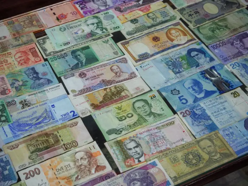 Ouro recua com dólar forte e inflação dos EUA acima do esperado